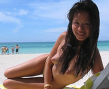 Jeune asiatique seins nus  la plage